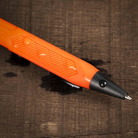 Gedetailleerde close-up van de oranje pen met gegroefd gripgedeelte en zwarte punt met waterdruppel, op een houten achtergrond.
