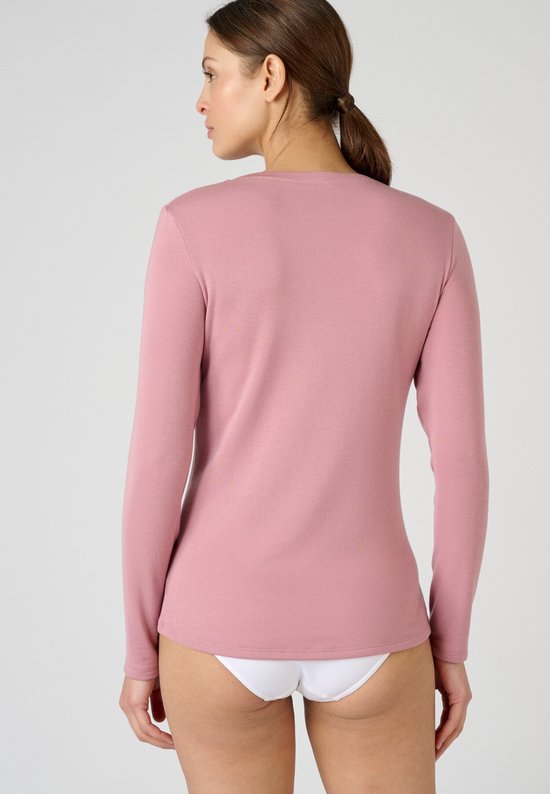 Vrouw van achteren gezien, draagt een roze longsleeve T-shirt met fijne ribbels.