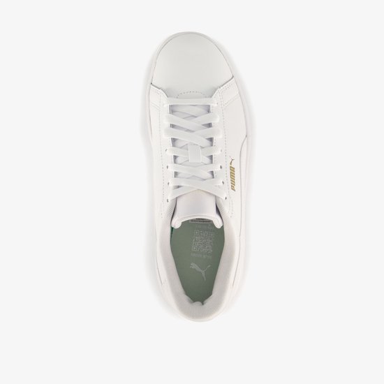 Bovenkant van een witte Puma Smash sneaker met veters en QR-code.