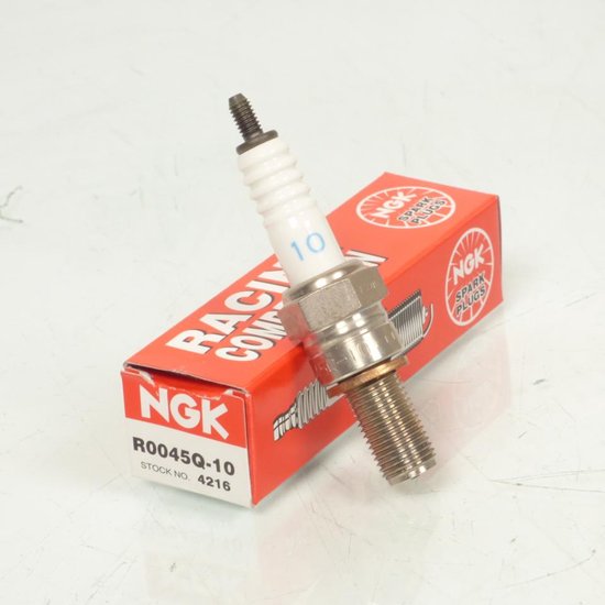 NGK bougie met witte isolator met "10" erop, op een rode NGK Racing Competition doos.