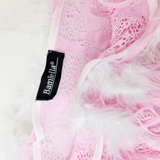 Roze kanten stof met witte veren en het BamBella® label.