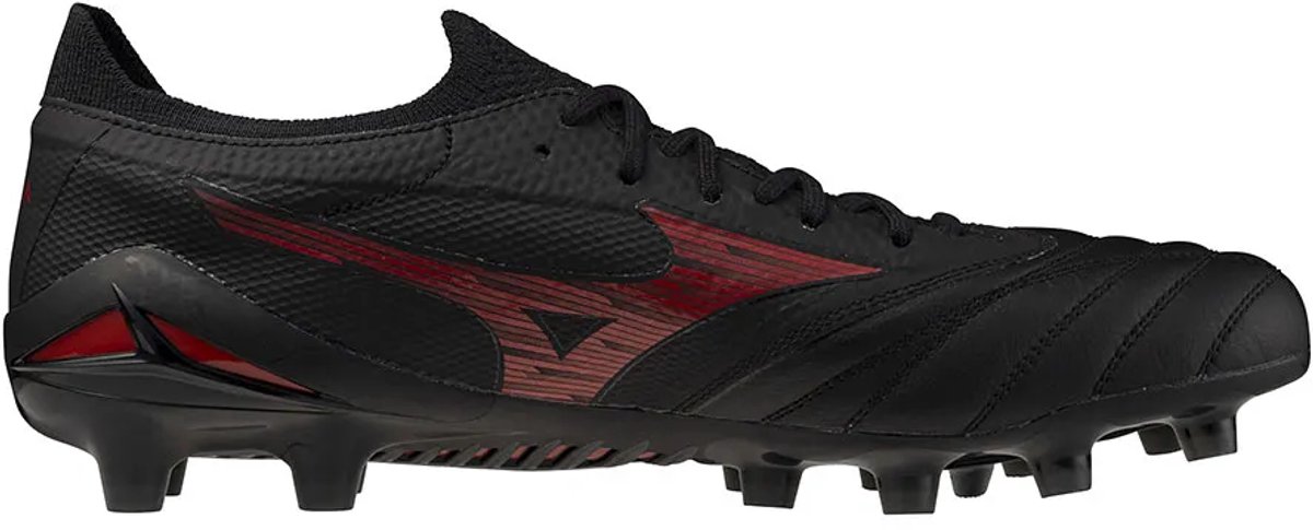 Mizuno Morelia Neo Beta Elite FG voetbalschoenen in zwart met rode accenten, maat 44, ontworpen voor optimale prestaties.