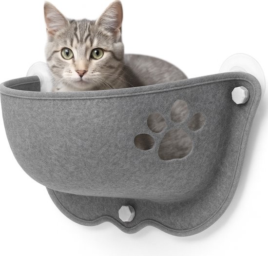 Grijze kattenhangmat met pootafdruk uitsparing, met een grijze cyperse kat.