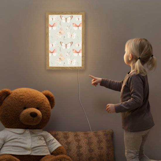 Nachtlampje 20x30 cm - Kinder lampje - Vlinder - Patroon - Pastel - Tafellamp kinderkamer - Slaapkamer lamp - Bedlamp kinderen - Kinderlampje stopcontact - Wandlamp babykamer - Nachtlampjes van Merkloos — afbeelding 5