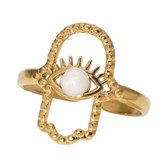 Gouden ring met hamsa hand en oog met witte steen, op witte achtergrond.