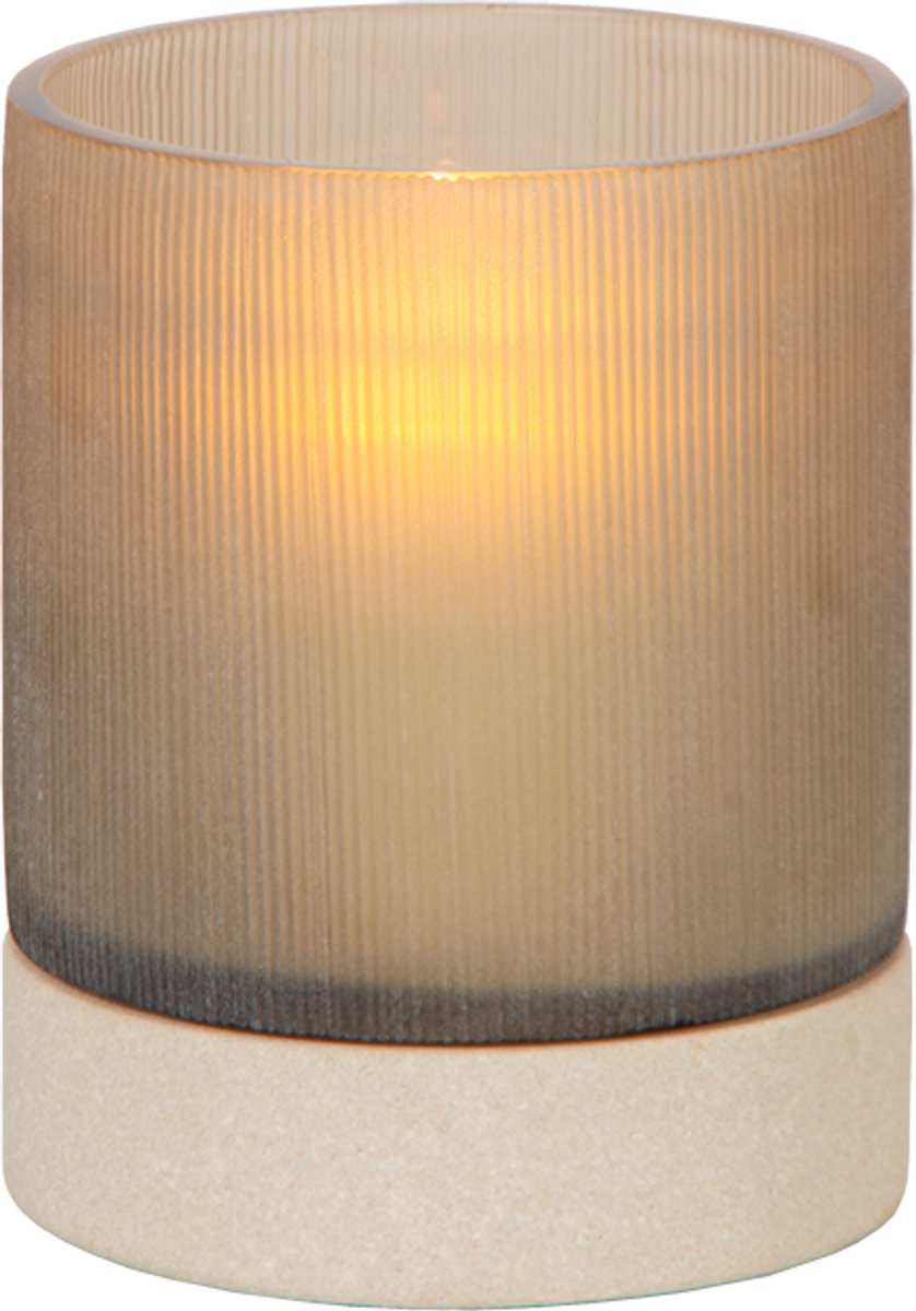 Atmooz Lionel kaarsenhouder S – Ø11 × H15 cm – zandsteen met glazen kap – kleine hurricane – sfeervolle decoratieve kaarshouder – compacte woonaccessoire – natuurlijk design voor kast, tafel of wandrek