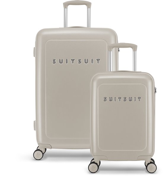 Twee beige SUITSUIT koffers, een handbagage en een ruimbagage, op witte achtergrond.
