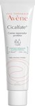 Witte tube met rode tekst "Avène Cicalfate+". "Creme reparador protetor". "Peles sensíveis irritadas".