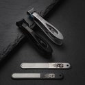 Zwarte en zilverkleurige nagelknippers met 'ADROIT GOODS' logo en twee metalen nagelvijlen.