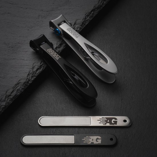 Zwarte en zilverkleurige nagelknippers met 'ADROIT GOODS' logo en twee metalen nagelvijlen.