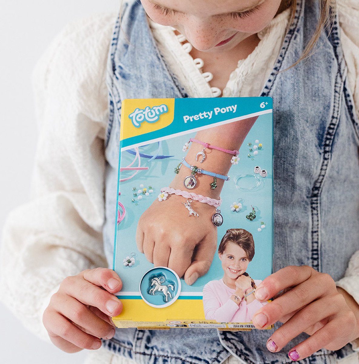 Totum Pretty Pony - knutselset paarden sieraden maken - bedel armbandjes maken met hoefijzer en paardenbedels - creatief speelgoed meisjes knutselset - cadeautip — afbeelding 2