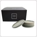 Zwarte doos van OTIX KITCHENWARE met daarvoor gestapelde grijze, ovale aardewerken borden.