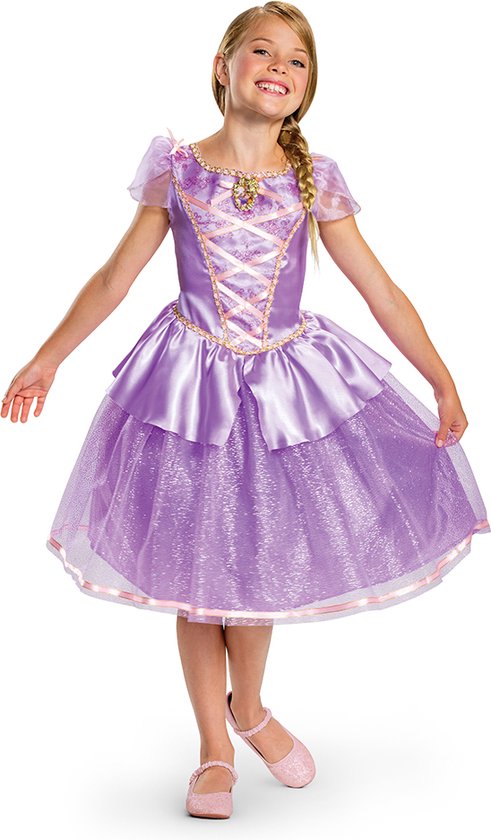 Meisje draagt een glinsterende paarse prinsessenjurk met korte pofmouwen en roze ballerina's.