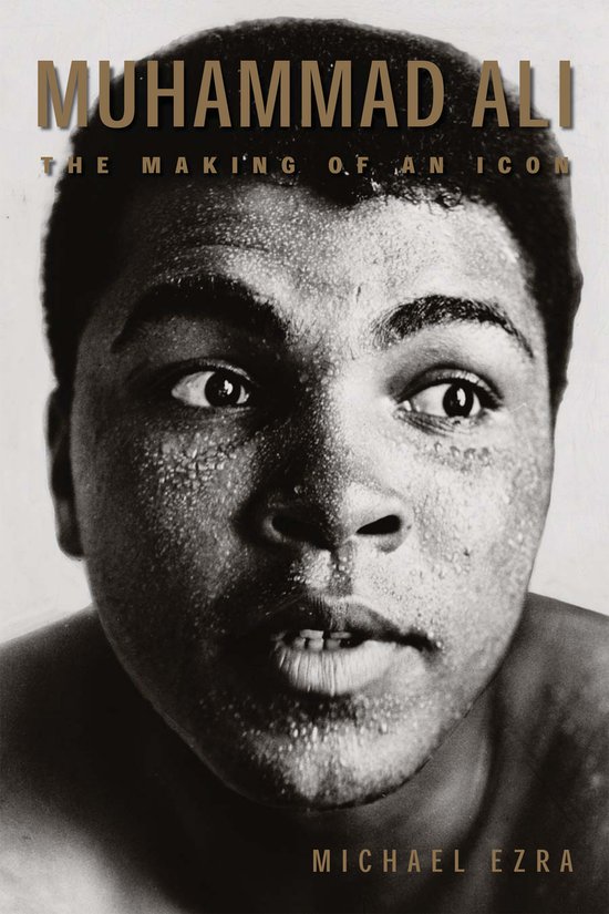 Zwart-wit portret van Muhammad Ali, met de tekst "MUHAMMAD ALI THE MAKING OF AN ICON" en "MICHAEL EZRA".