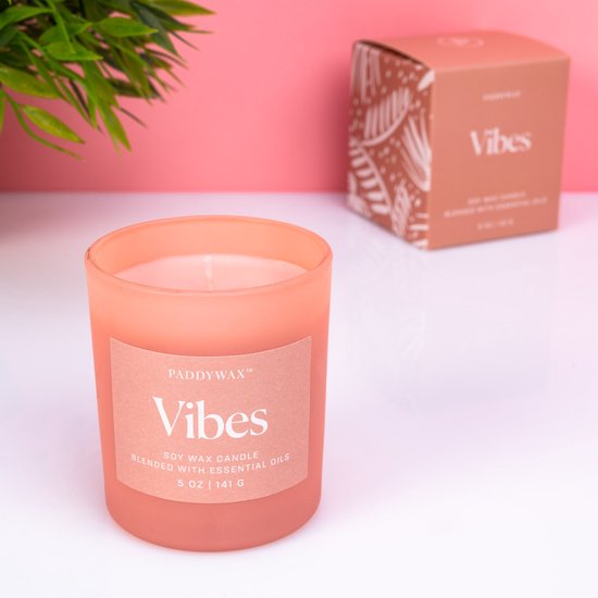 Roze geurkaars van Paddywax, met "Vibes" erop, 5 OZ / 141 G.