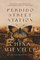 Boekomslag met een grote vlinder boven een stad. "Perdido Street Station" door China Miéville.