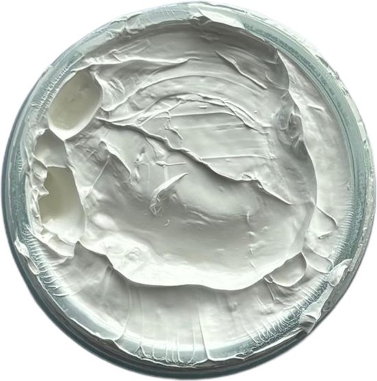 Wit schoencrème in een ronde pot.