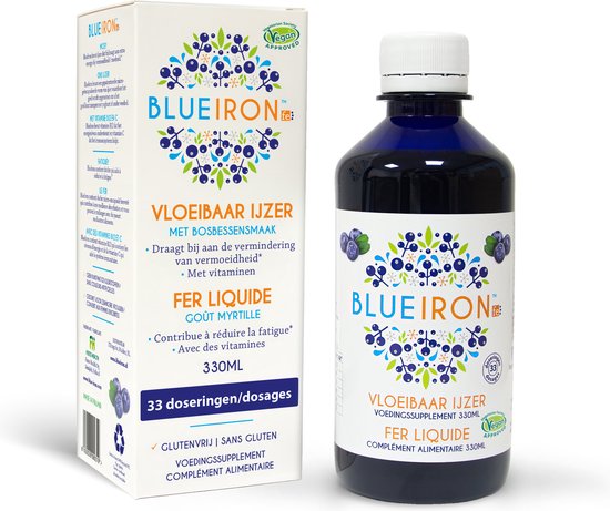Blueiron vloeibaar ijzer met bosbessensmaak, 330 ml. De fles en doos staan naast elkaar, met een doseerbeker met vloeistof ervoor.