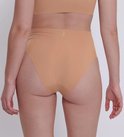 Vue arrière d'une culotte sans couture couleur chair avec le logo Sloggi au dos.