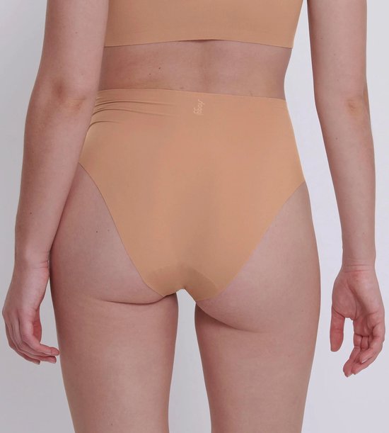 Vue arrière d'une culotte sans couture couleur chair avec le logo Sloggi au dos.