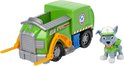 Felgroene Paw Patrol Rocky recyclewagen met oranje grijperarmen en Rocky-figuur ernaast. Recyclinglogo op de zijkant.