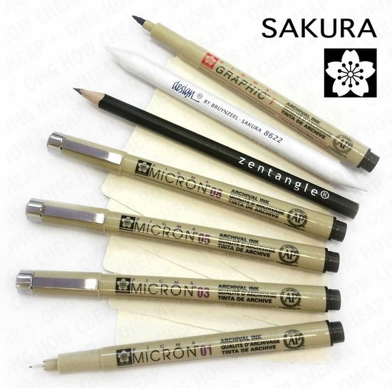 Verschillende Sakura Pigma Micron pennen (01, 03, 05, 08), een Pigma Graphic 1 pen, een zwart potlood en een tortillon op een stapel Zentangle papier.