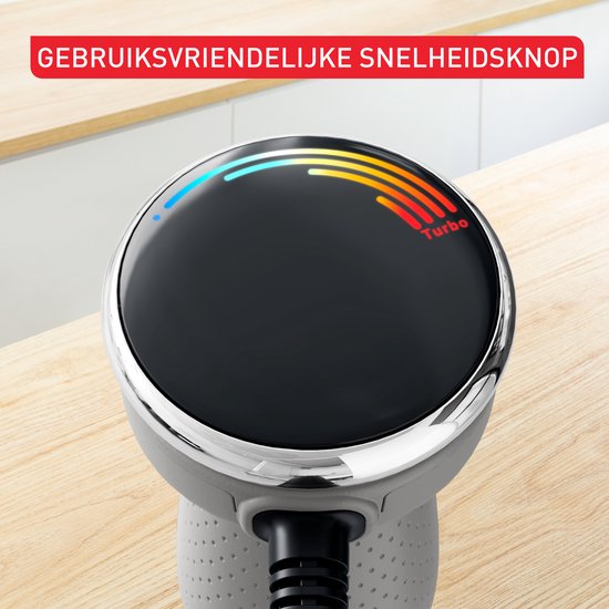 Gedetailleerde weergave van de ronde, zwarte bedieningsknop met 'Turbo' en gekleurde lichtindicatoren van de staafmixer.
