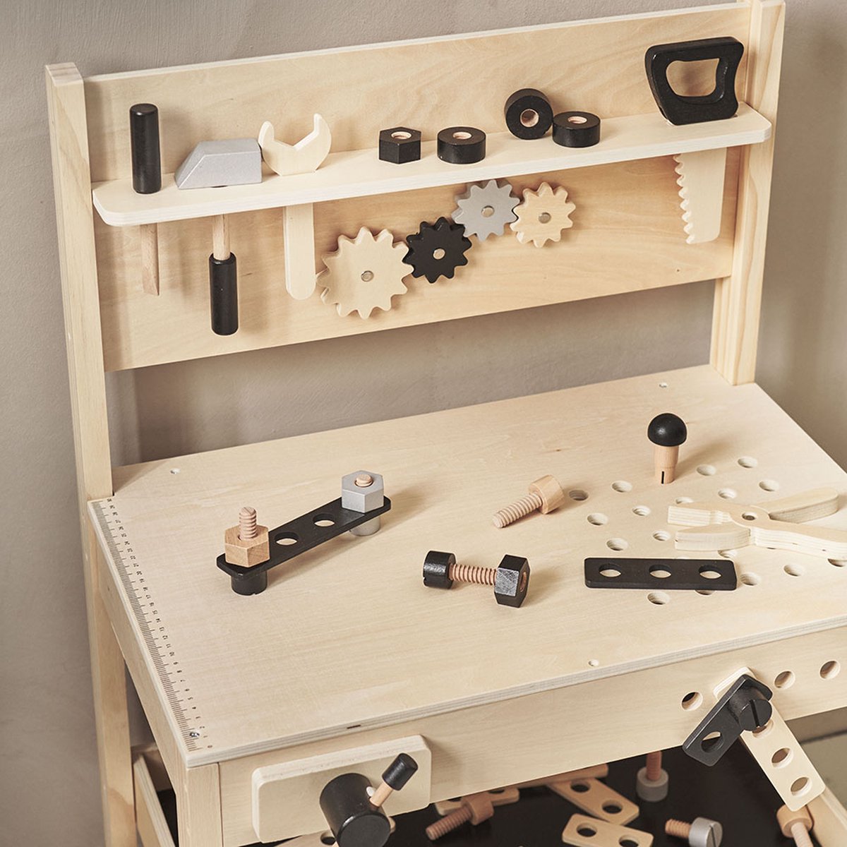 Petite Amélie Werkbank Speelgoed Naturel & Zwart - Incl. 41 stuks Kinder Gereedschap - Stevig van Plywood - Perfecte Hoogte voor de Kleine Klusser — afbeelding 3