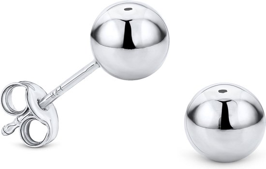 Een zilverkleurig oorbelknopje met een massieve bal van 6 mm, naast een losse bal.