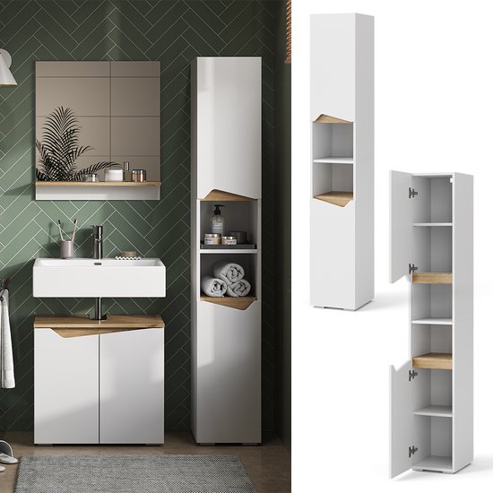 Witte badkamermeubels met houten details in een groene badkamer: spiegel, wastafel, onderkast en hoge kast.