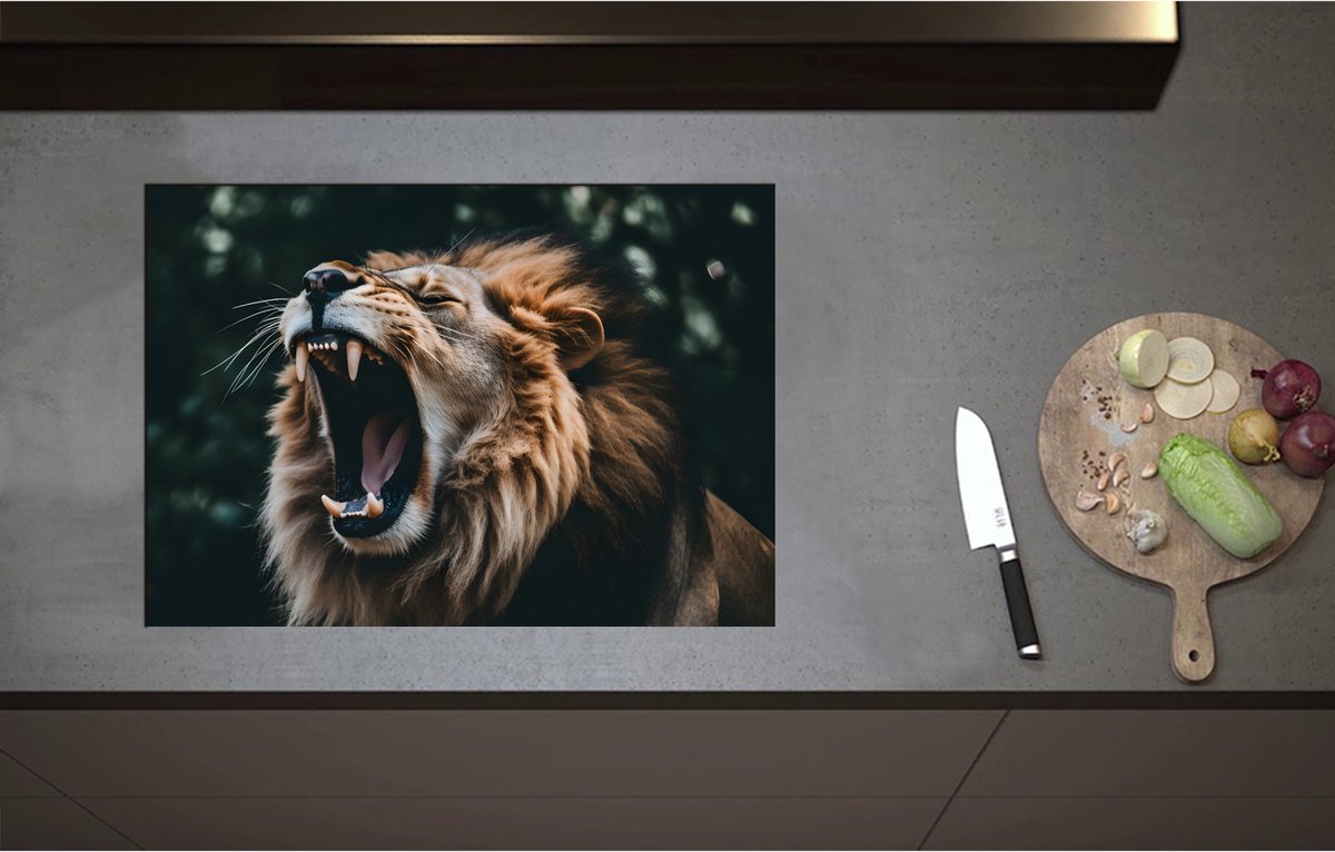 Inductieplaat Beschermer - Brullende Mannetjes Leeuw in Donkergroen Bos - 71x50 cm - 2 mm Dik - Inductie Beschermer - Bescherming Inductiekookplaat - Kookplaat Beschermer van Wit Vinyl