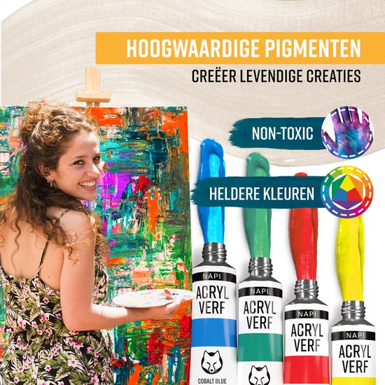 Een vrolijke vrouw schildert abstract met felle kleuren. Vier tubes NAPI acrylverf: blauw, groen, rood en geel.