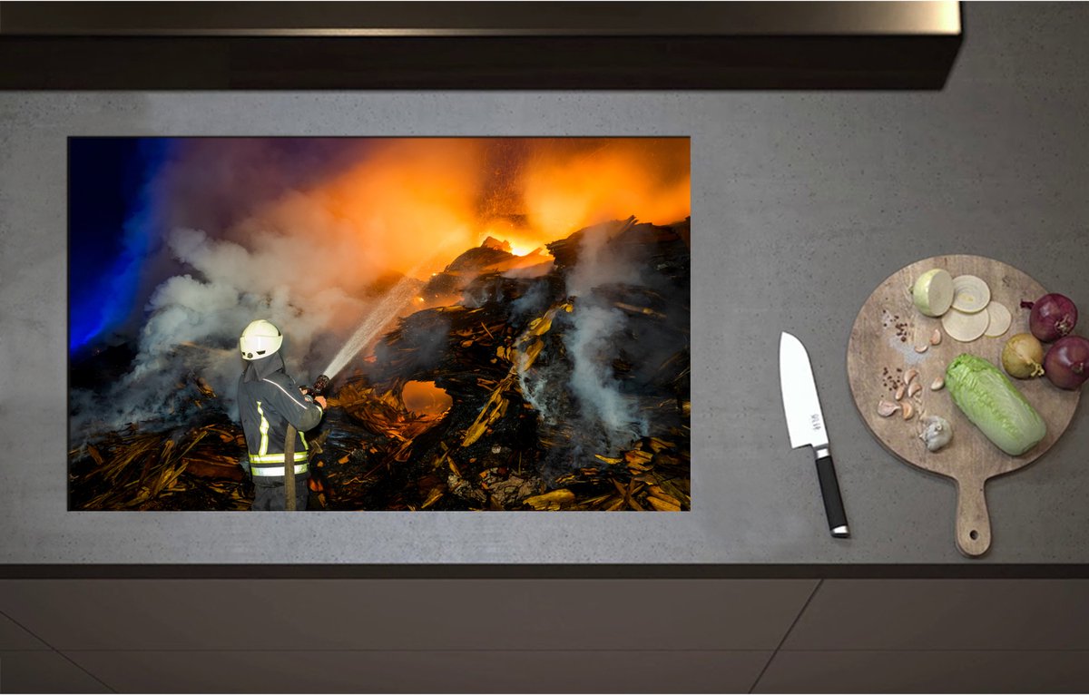 Inductieplaat Beschermer - Brandweerman in Actie bij Rampplek - 85x52 cm - 2 mm Dik - Inductie Beschermer - Bescherming Inductiekookplaat - Kookplaat Beschermer van Wit Vinyl