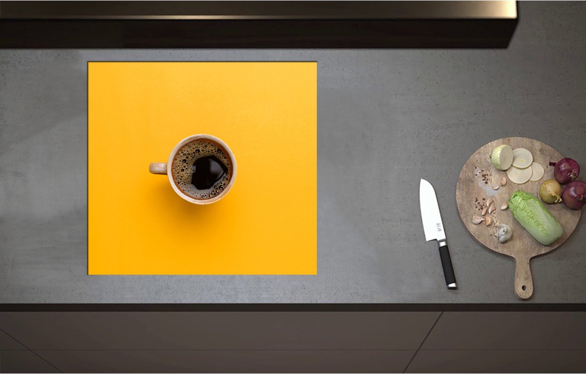 Inductieplaat Beschermer - Bovenaanzicht van Verse Kop Koffie op Okergele Ondergrond - 59x55 cm - 2 mm Dik - Inductie Beschermer - Bescherming Inductiekookplaat - Kookplaat Beschermer van Zwart Vinyl