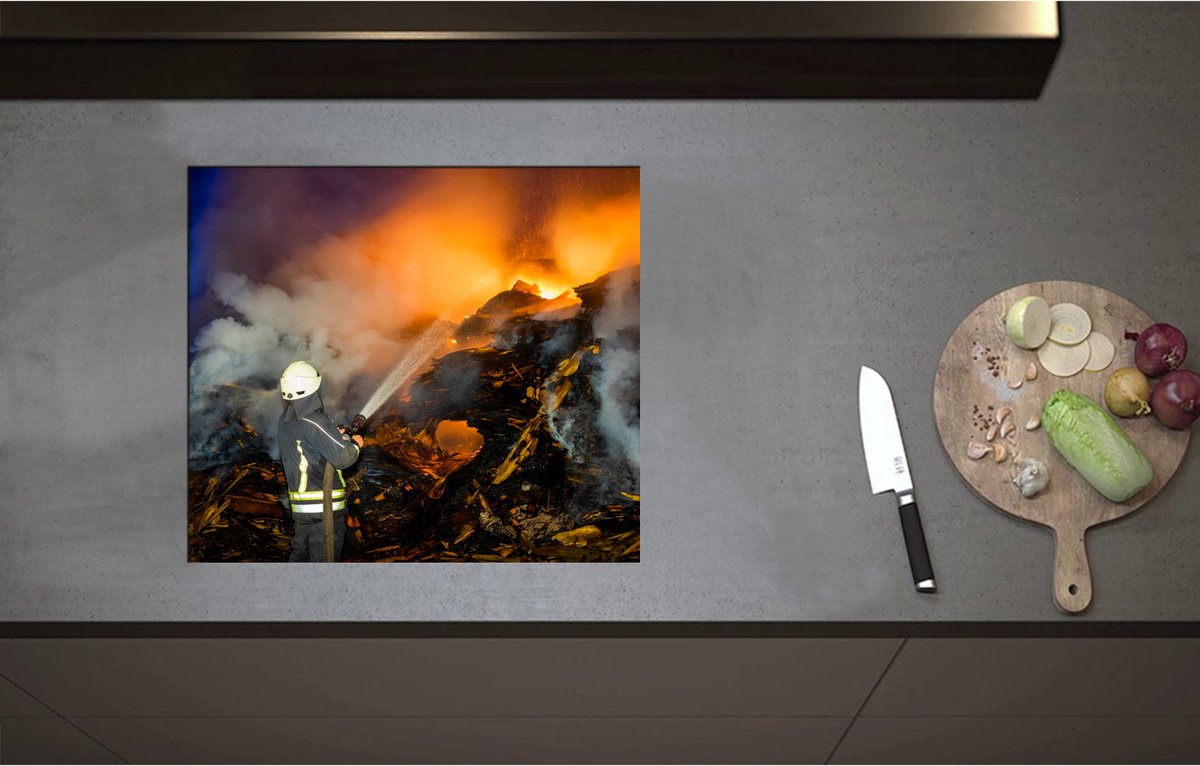 Inductieplaat Beschermer - Brandweerman in Actie bij Rampplek - 57x50 cm - 2 mm Dik - Inductie Beschermer - Bescherming Inductiekookplaat - Kookplaat Beschermer van Zwart Vinyl