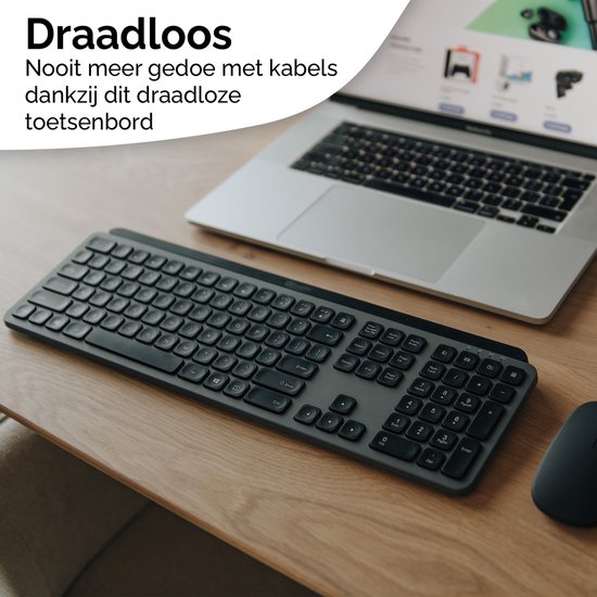 Donkergrijs Smartify draadloos toetsenbord op een houten bureau naast een laptop en muis.