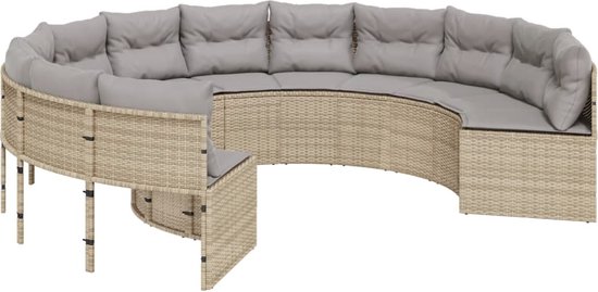Banquette demi-cercle en rotin beige clair avec coussins gris.
