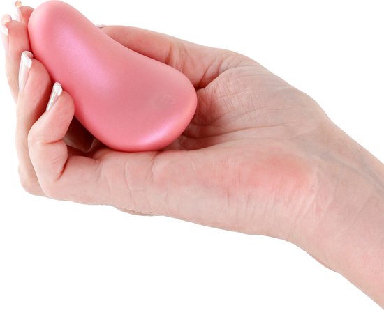 Une main aux ongles roses tient un vibromasseur rose allongé.