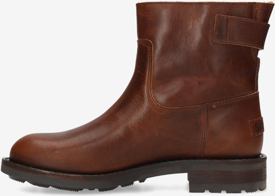 Cognac leren enkellaars met gesp aan de zijkant en een dikke zool, op een witte achtergrond.