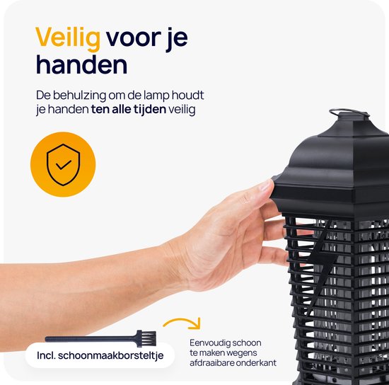 Hand raakt de bovenkant van de zwarte Wonact muggenlamp aan, met schoonmaakborsteltje.