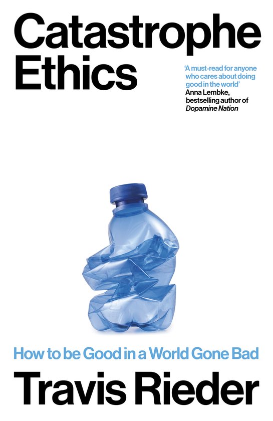 Boek "Catastrophe Ethics" met gebroken blauwe plastic fles en tekst "How to be Good in a World Gone Bad" door Travis Rieder.