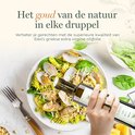 Hand giet ELEO Extra Virgin Olijfolie over pasta met schelpdieren. Fles met groen-wit etiket, gouden medaille.