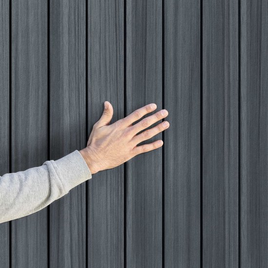 Hand raakt de verticale, grijze, kunststof panelen van een berging aan.