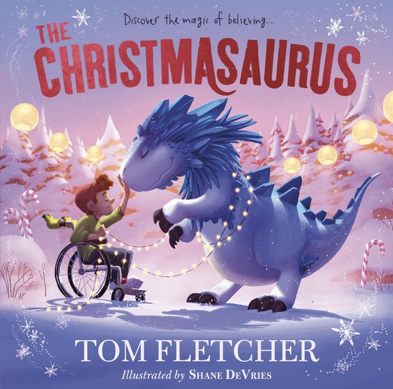 Boek 'The Christmasaurus' met een blauwe dinosaurus met lichtjes en een jongen in een rolstoel in de sneeuw.
