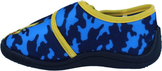 Blauwe pantoffels met camouflageprint in zwart en lichtblauw, met gele bies en band.