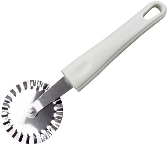 Pizzasnijder met een geribbeld metalen wiel en een wit kunststof handvat.