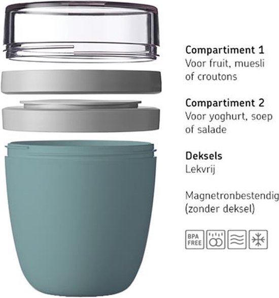 Lichtgroene, uit elkaar gehaalde lunchpot met compartimenten voor fruit en yoghurt.