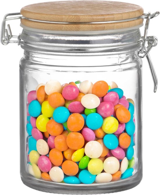 Bocal en verre avec fermeture à bascule et couvercle en bambou, rempli de bonbons colorés roses, jaunes, oranges, blancs et bleus.