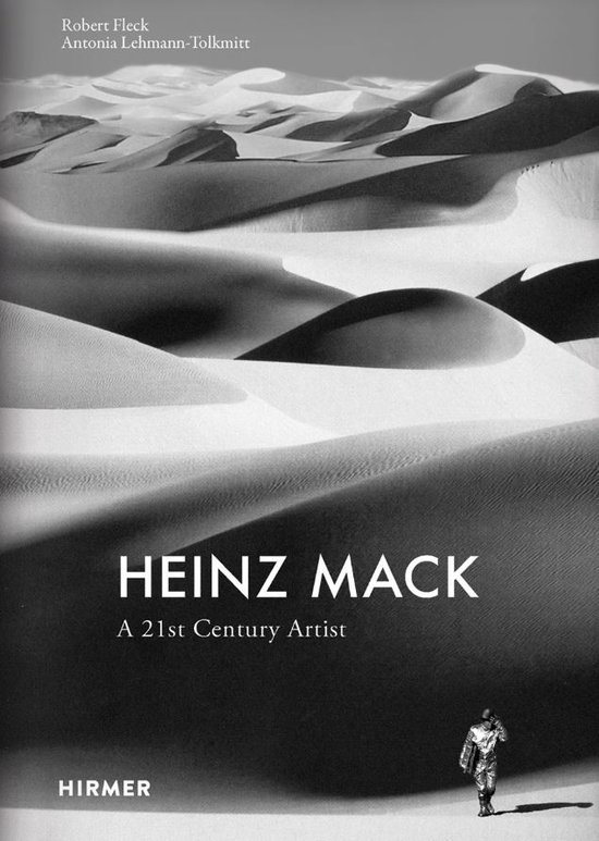 Boek 'HEINZ MACK A 21st Century Artist' met een foto van zandduinen en een kleine figuur rechtsonder.