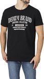 Man in een zwart t-shirt met witte tekst: "DENIM BRAND", "ORIGINAL COLLECTION", "EST. TRADEMARK 1986", "MANUFACTURED GARMENTS".